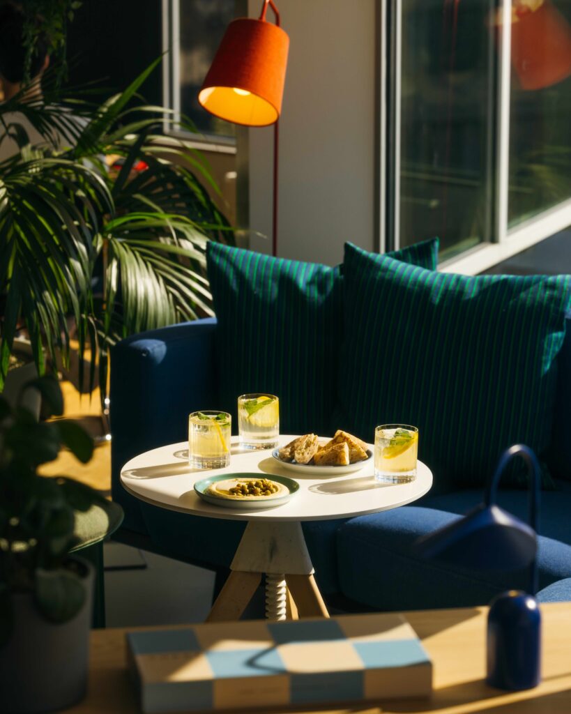 09 Zoku Amsterdam Living Kitchen Meeting & Events Bites (1)